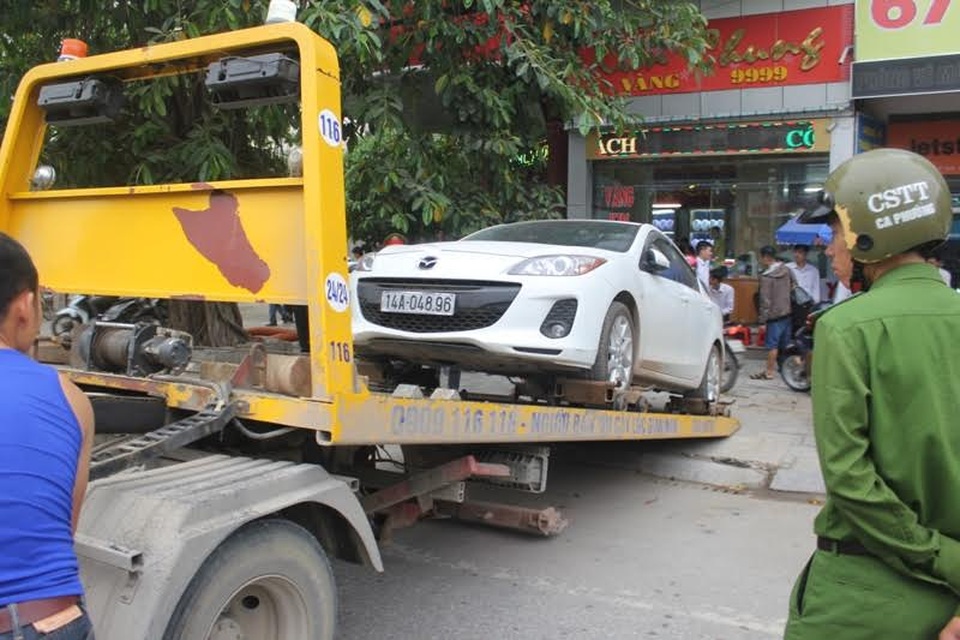 Thanh Hóa: Cẩu nhiều "xế hộp" lấn chiếm lòng đường, vỉa hè - 1