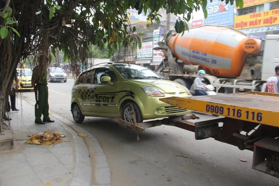 Thanh Hóa: Cẩu nhiều "xế hộp" lấn chiếm lòng đường, vỉa hè - 2