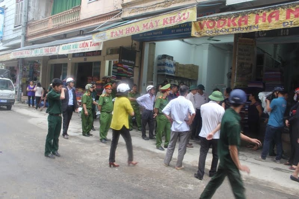 
Trong ngày ra quân đầu tiên, lực lượng chức năng vấp phải nhiều phản đối của người dân
