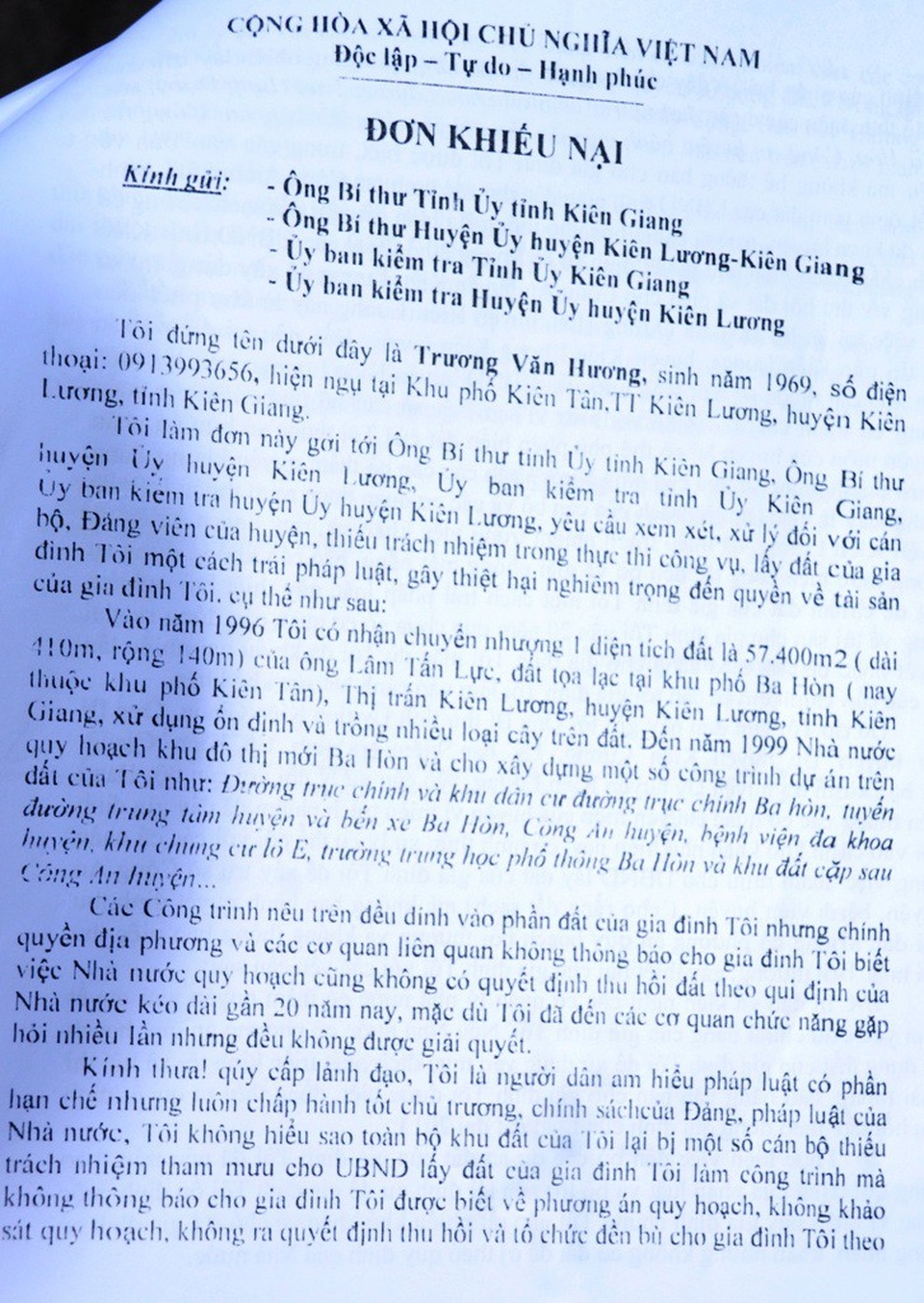 Huyện thu hồi hàng ngàn mét đất của dân, 18 năm vẫn chưa đền bù? - 1 Nhiều năm qua, ông Trương Văn Hương đã làm đơn gửi nhiều nơi nhưng chưa được cơ quan nào xem xét quyền và lợi ích của gia đình ông trong việc UBND tỉnh Kiên Giang thu hồi hàng ngàn mét vuông đất của ông từ 1999