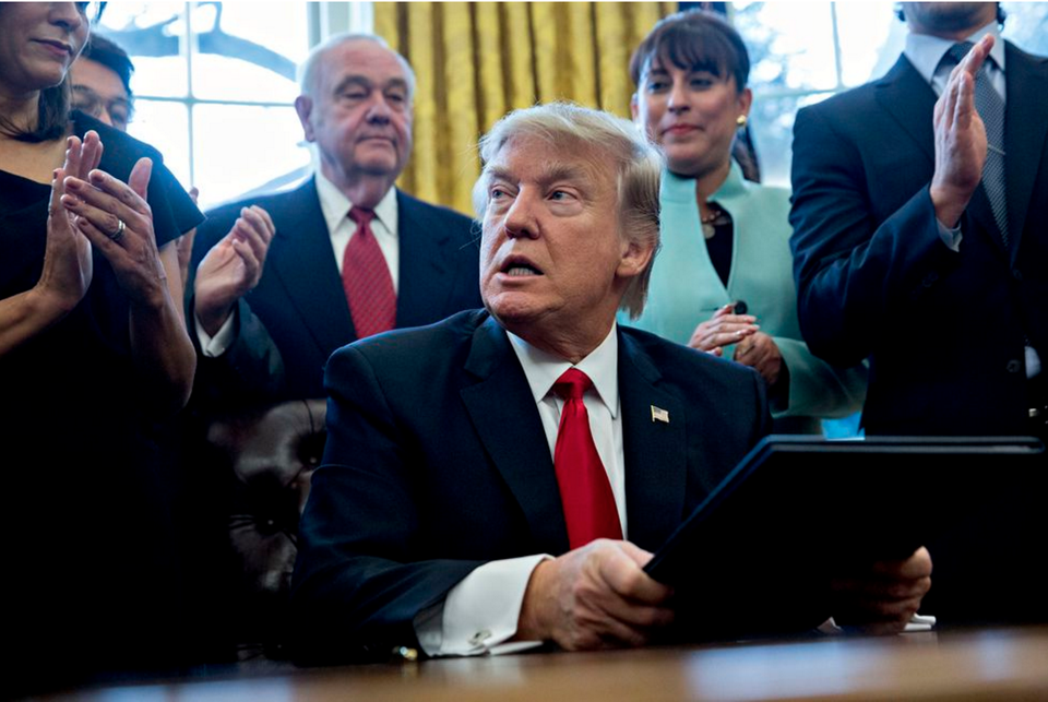 Chiếc điện thoại lại gây rắc rối cho Tổng thống Donald Trump - 1
Thông tin Tổng thống vẫn sử dụng điện thoại Galaxy S3 khiến các nghị sỹ lo ngại về vấn đề an ninh.