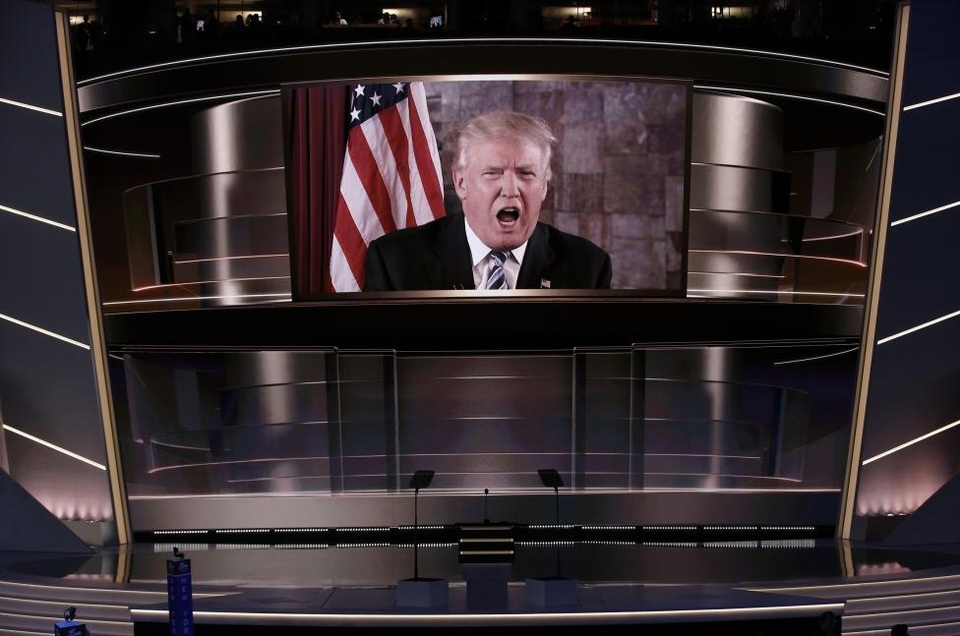 Dự báo những biến động của thế giới năm 2017 - 5
Nhân tố Donald Trump: Sau khi tỷ phú Donald Trump nhận nhiệm sở vào ngày 20/1 tới, những người Mỹ đã bỏ phiếu bầu ông vào Nhà Trắng sẽ theo dõi chặt chẽ những bước đi của tân tổng thống để đảm bảo việc ông sẽ thực hiện đúng những lời hứa trong chiến dịch tranh cử trước đây. Thế giới vẫn đang chờ xem Tổng thống đắc cử Trump sẽ lãnh đạo một nước Mỹ “chia rẽ” như thế nào.