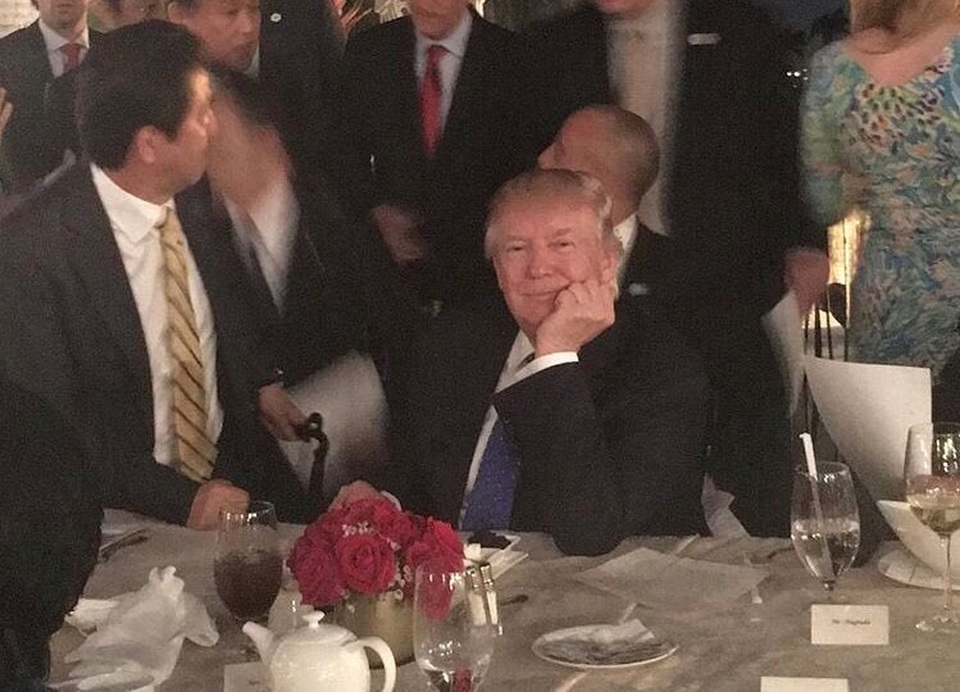Ông Trump xử lý khủng hoảng ngay trên bàn tiệc - 1
Tổng thống Mỹ Donald Trump xử lý vấn đề Triều Tiên ngay nơi bàn tiệc. (Ảnh: Twitter)