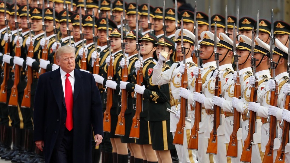 Nga - Trung "không ưa" Tổng thống Trump vì chiến lược an ninh mới - 1 Tổng thống Donald Trump duyệt đội danh dự trong chuyến thăm Trung Quốc hồi tháng 11 (Ảnh: Reuters)
