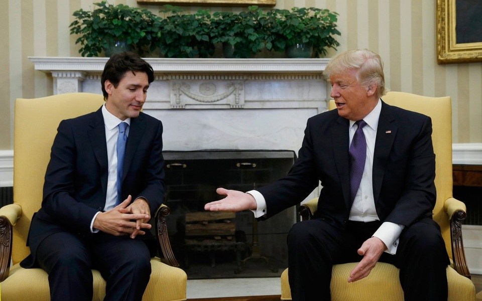 Màn bắt tay gây chú ý của Tổng thống Trump với Thủ tướng Canada - 1
Tổng thống Mỹ Donald Trump bắt tay Thủ tướng Canada Justin Trudeau. (Ảnh: Time)