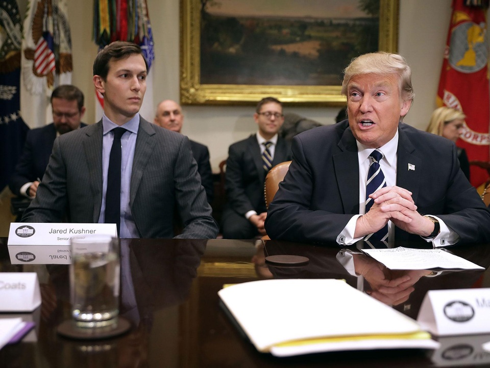 Báo Mỹ: Con rể ông Trump dùng email cá nhân trao đổi công việc Nhà Trắng - 1 Ông Jared Kushner và Tổng thống Mỹ Donald Trump (Ảnh: Getty)