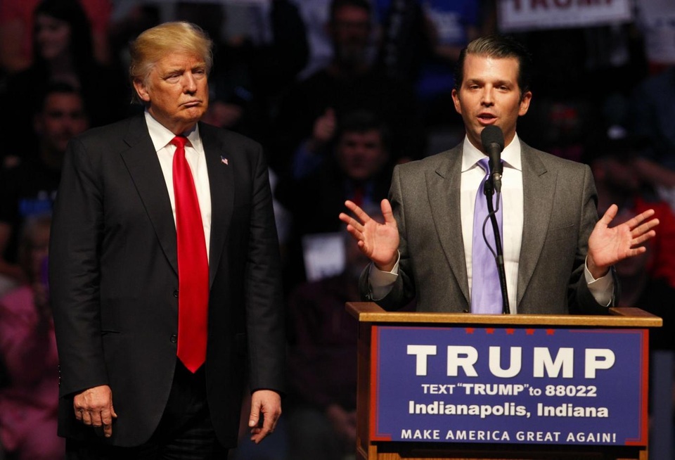 Tổng thống Mỹ Donald Trump và con trai cả Donald Trump Jr. trong một sự kiện vận động tranh cử tại bang Indiana năm 2016 (Ảnh: Independent)
