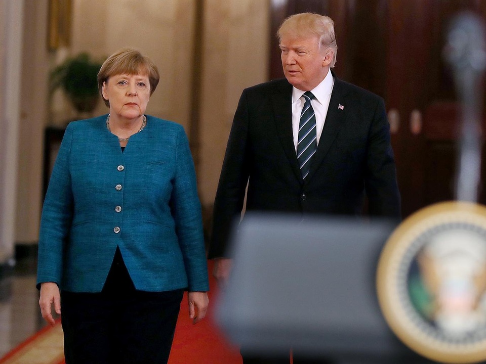 Báo Anh: "Tố" Đức nợ tiền NATO, ông Trump đưa hóa đơn 374 tỷ USD - 1
Tổng thống Mỹ Donald Trump và Thủ tướng Đức Angela Merkel có cuộc hội đàm đầu tiên tại Nhà Trắng. (Ảnh: Getty)