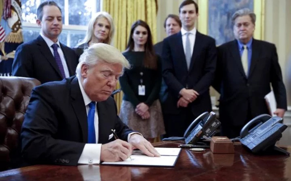 Tòa phúc thẩm liên bang điều trần về sắc lệnh hạn chế nhập cư của ông Trump - 4
Tổng thống Mỹ Donald Trump ký ban hành sắc lệnh hạn chế nhập cư hôm 27/1. (Ảnh: AFP)