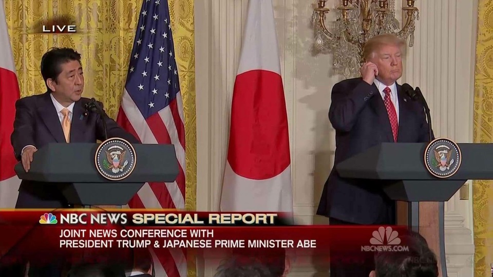 Cái bắt tay “lạ” của Tổng thống Trump với Thủ tướng Nhật - 2
Tổng thống Mỹ Donald Trump dường như không đeo tai nghe phiên dịch trong phần đầu cuộc họp báo chung với Thủ tướng Nhật Bản ngày 10/2. (Ảnh: NBC)