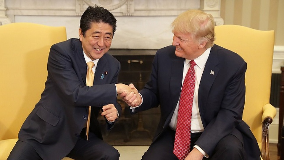 Cái bắt tay “lạ” của Tổng thống Trump với Thủ tướng Nhật - 1
Tổng thống Mỹ Donald Trump và Thủ tướng Nhật Shinzo Abe bắt tay khá lâu sau cuộc hội đàm tại Nhà Trắng. (Ảnh: CBS)