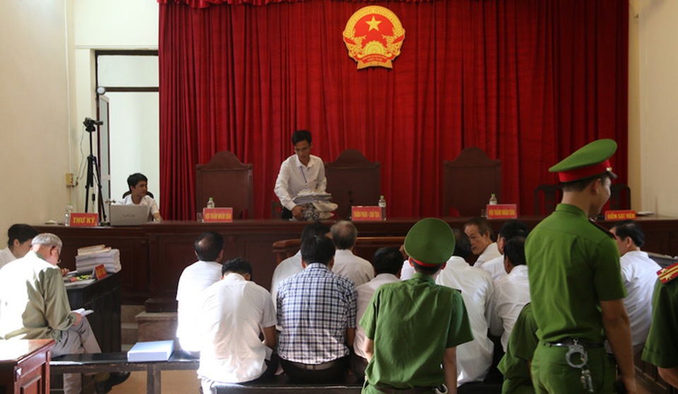 Vụ Đồng Tâm: Cán bộ địa chính xã bị đề nghị án tù nặng nhất - 6 Các bị cáo lúc đầu giờ sáng trước phiên xử