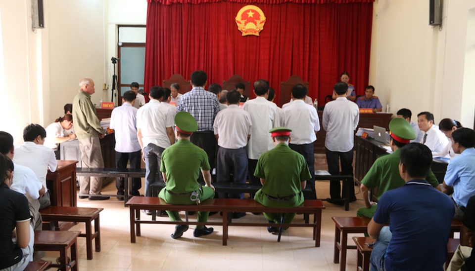 Vụ Đồng Tâm: Cán bộ địa chính xã bị đề nghị án tù nặng nhất - 3
14 bị cáo đứng lên nghe đại diện viện kiểm sát luận tội và đề nghị mức án