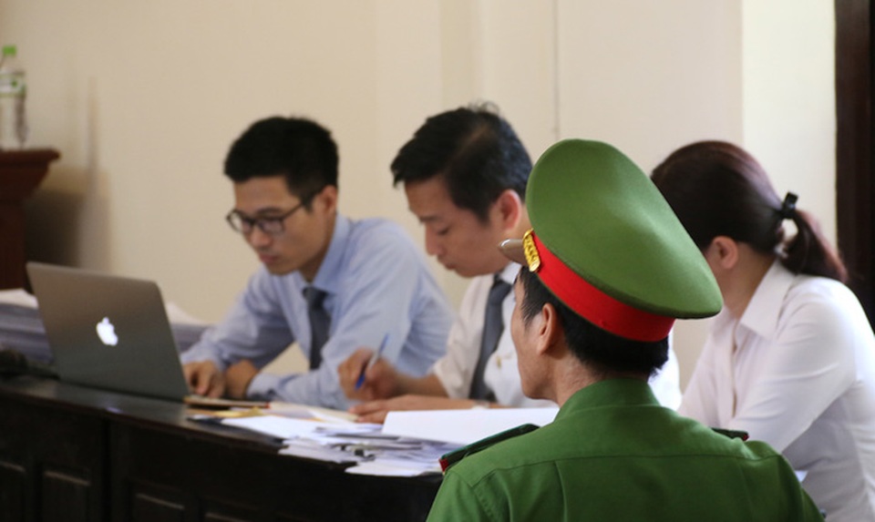 Vụ Đồng Tâm: Cán bộ địa chính xã bị đề nghị án tù nặng nhất - 4
Luật sư tham gia bào chữa cho bị cáo tại phiên toà.