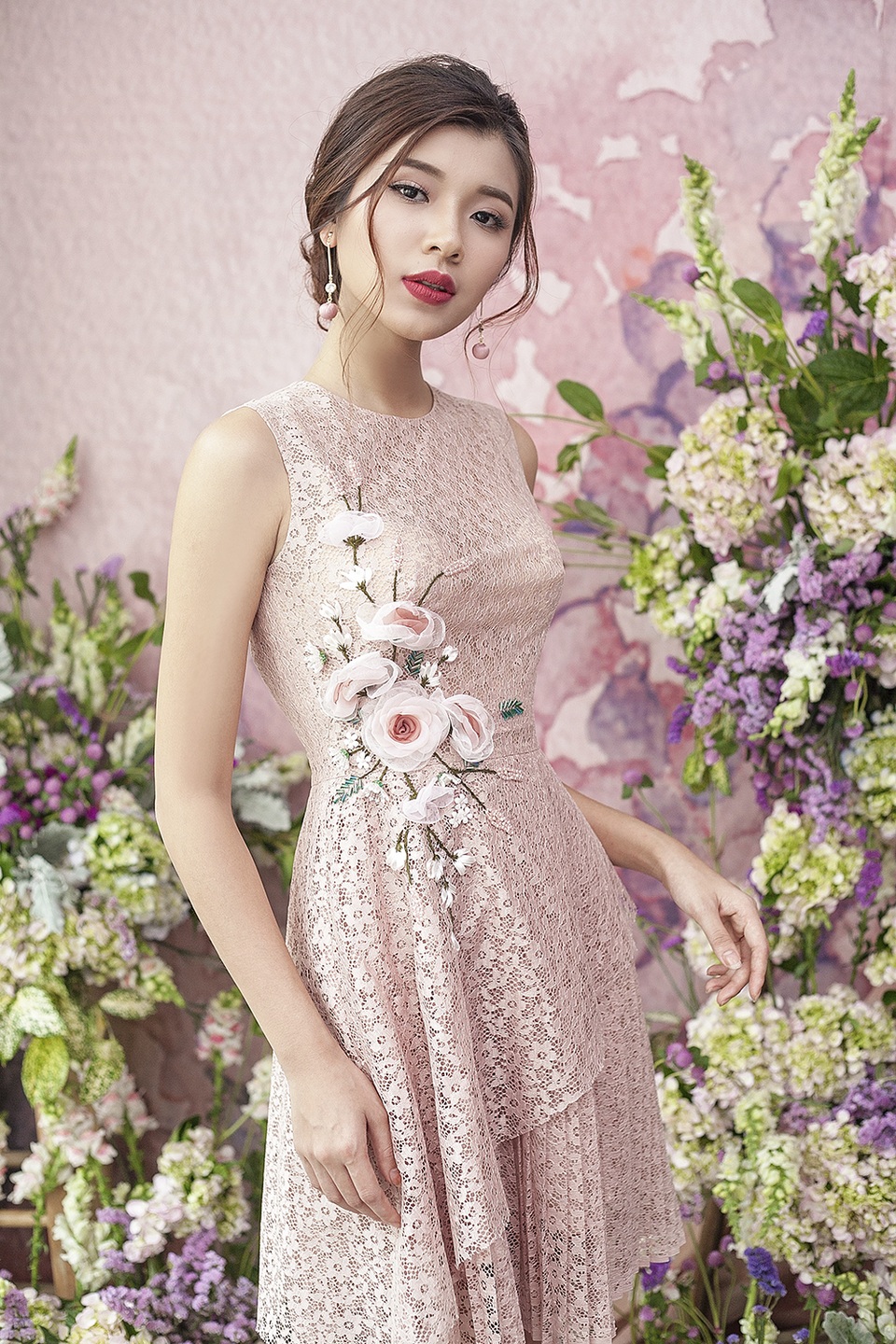 Đồng Ánh Quỳnh The Face khoe dáng nuột nà với đầm xuyên thấu - 6 Đồng Ánh Quỳnh như bước ra từ khu vườn hoa nhiệt đới với thiết kế cổ điển kết hợp hoạ tiết hoa trải dài từ cầu vai đến chân áo.