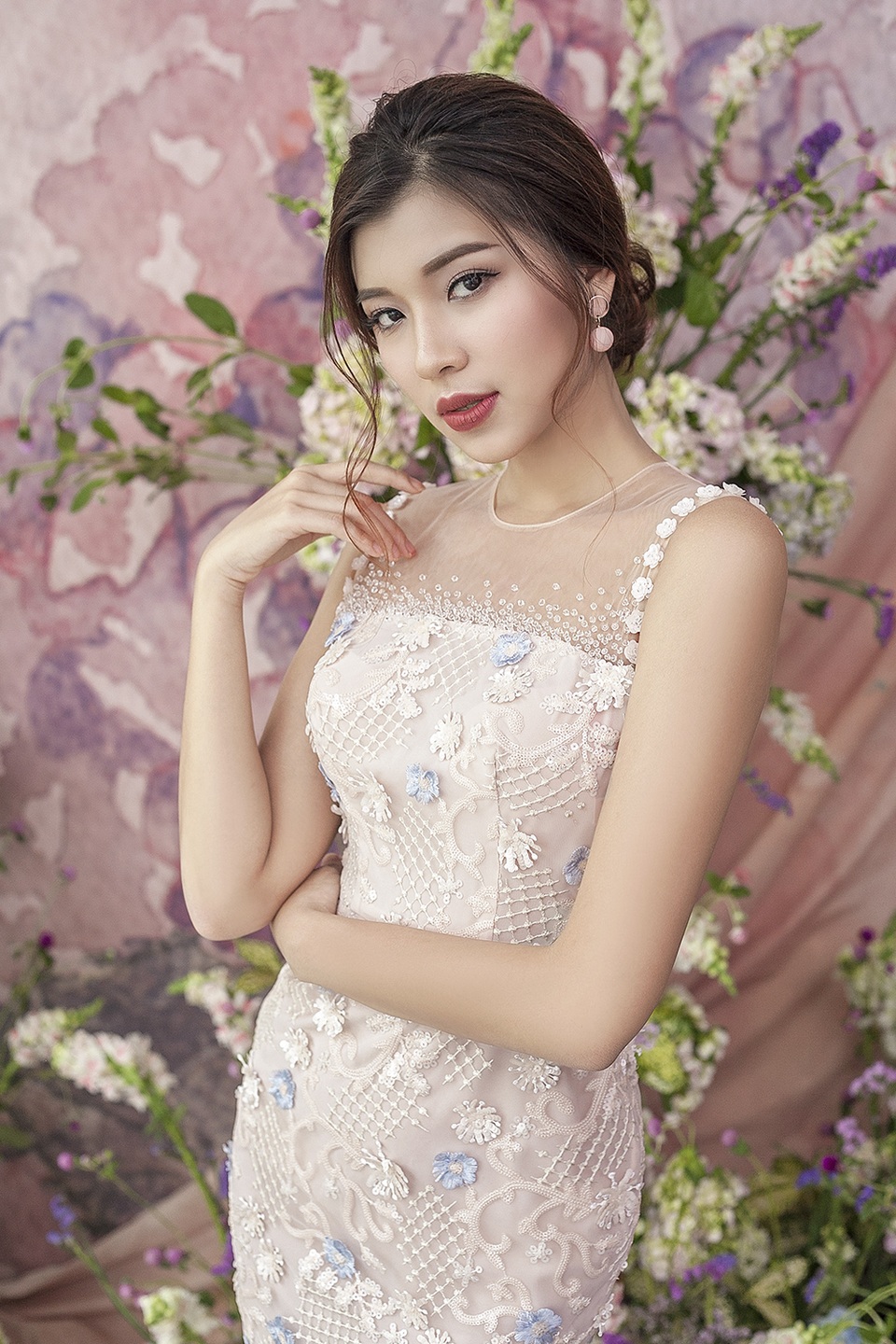 Đồng Ánh Quỳnh The Face khoe dáng nuột nà với đầm xuyên thấu - 4 Với các loại ren hoạ tiết, Đồng Ánh Quỳnh khoe dáng nuột nà trong phom váy cocktail, bodycon cổ điển, điểm xuyết hoạ tiết hoa hay chi tiết dún bèo nhuyễn li ti trải dài theo phần cúp ngực.