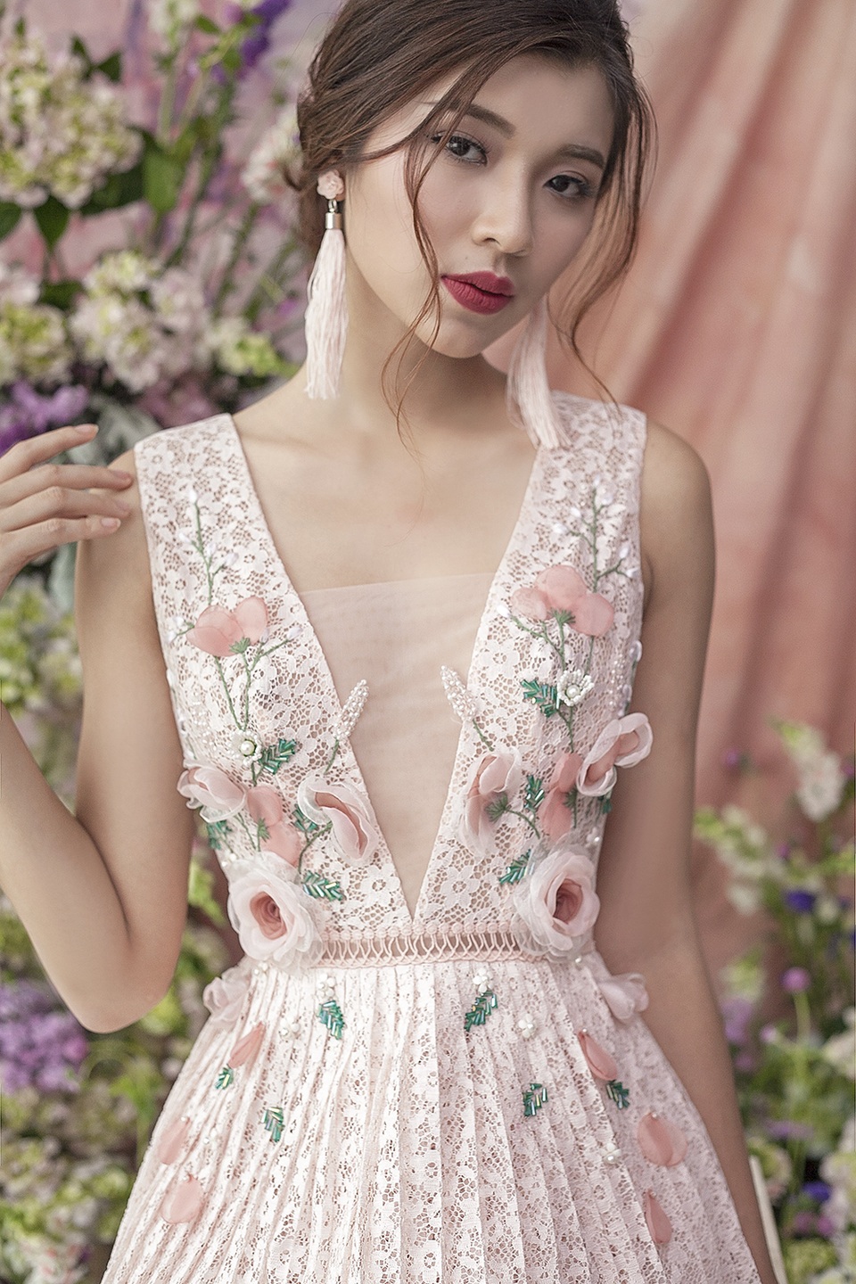 Đồng Ánh Quỳnh The Face khoe dáng nuột nà với đầm xuyên thấu - 1 Đồng Ánh Quỳnh biến hoá đa dạng với sắc hồng pastel từ hình ảnh nữ tính, thanh lịch cho đến quyến rũ, táo bạo.