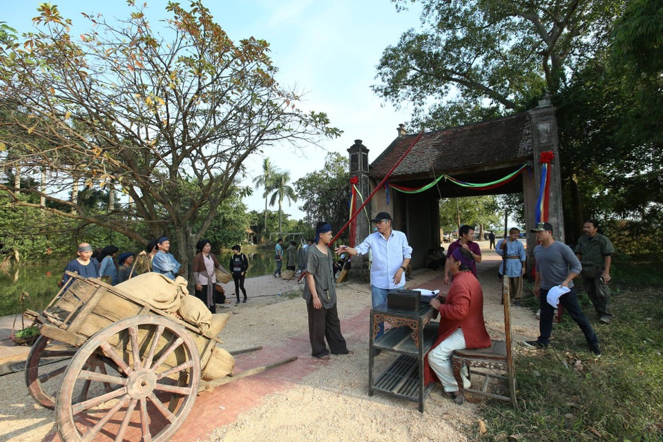 “Miền Bắc nhiều nghệ sĩ diễn hài rất tốt nhưng động đến cát sê cao lắm” - 1 Đạo diễn Phạm Đông Hồng (áo xanh nhạt) đang chỉ đạo trường quay phim hài tết.