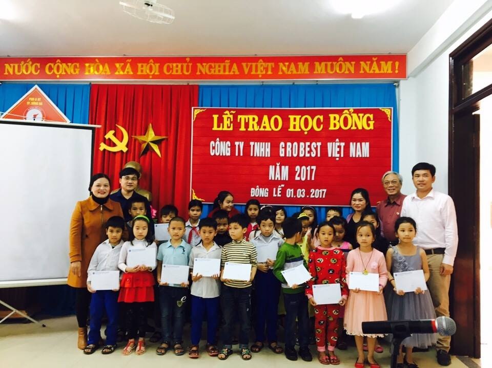 Trao 185 suất học bổng Grobest Việt Nam đến học sinh nghèo vượt khó Quảng Trị, Thừa Thiên Huế - 7 Trao học bổng Grobest cho học sinh Trường Trường tiểu học Đông Lễ, Đông Hà, Quảng Trị
