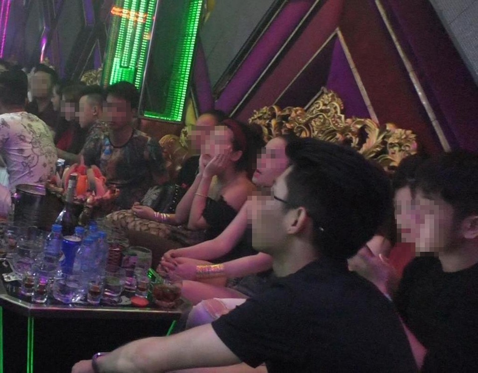 Bên trong các quán bar khi đoàn kiểm tra đến