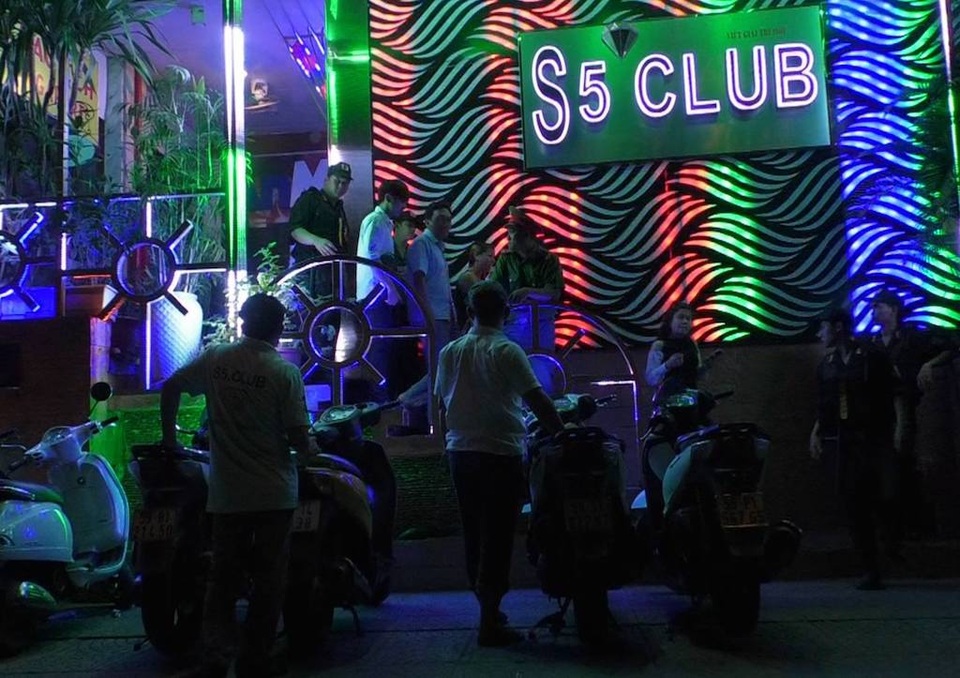 Lực lượng chức năng ập vào kiểm tra quán bar S5