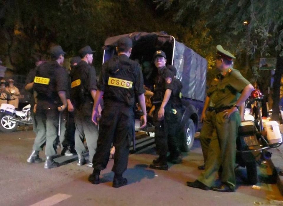 Lực lượng chức năng đưa nhiều người nghi vấn về trụ sở để kiểm tra ma tuý