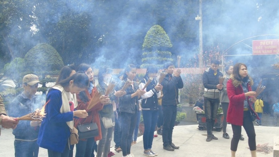Hàng ngàn lượt khách đổ về Khu di tích Ngã ba Đồng Lộc - 2 Hàng ngàn lượt khách đổ về Khu di tích Ngã ba Đồng Lộc - 2