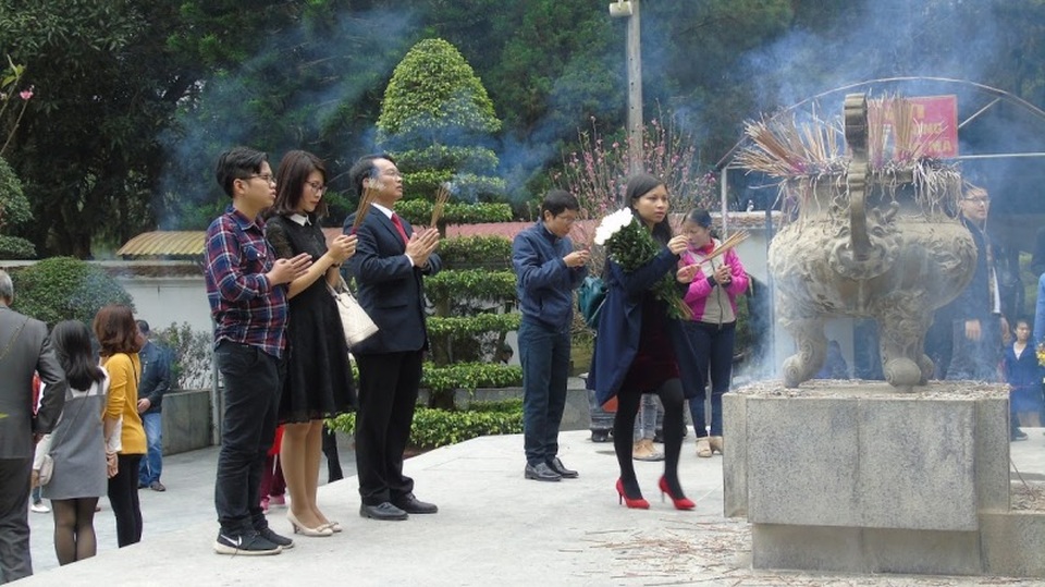 Hàng ngàn lượt khách đổ về Khu di tích Ngã ba Đồng Lộc - 1 Từ mồng 1 Tết nhiều người dân đã đến đây để thắp hương tưởng nhớ các anh hùng liệt sỹ