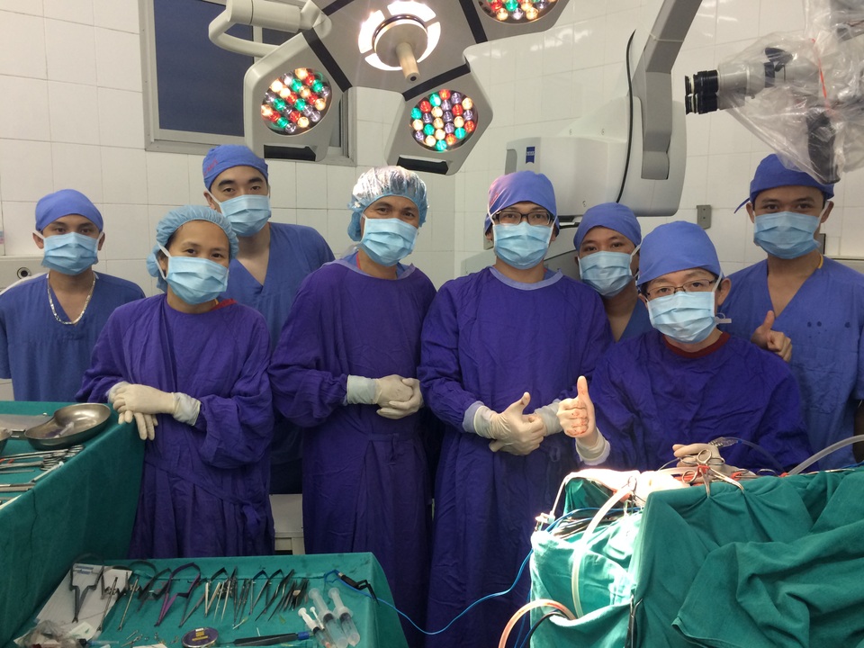 Bé Hoàn bị phình động mạch cảnh trong khổng lồ đã được phẫu thuật thành công - 4 Ekip phẫu thuật bệnh nhân bị phình động mạch cảnh trong khổng lồ kéo dài hơn 12 tiếng.