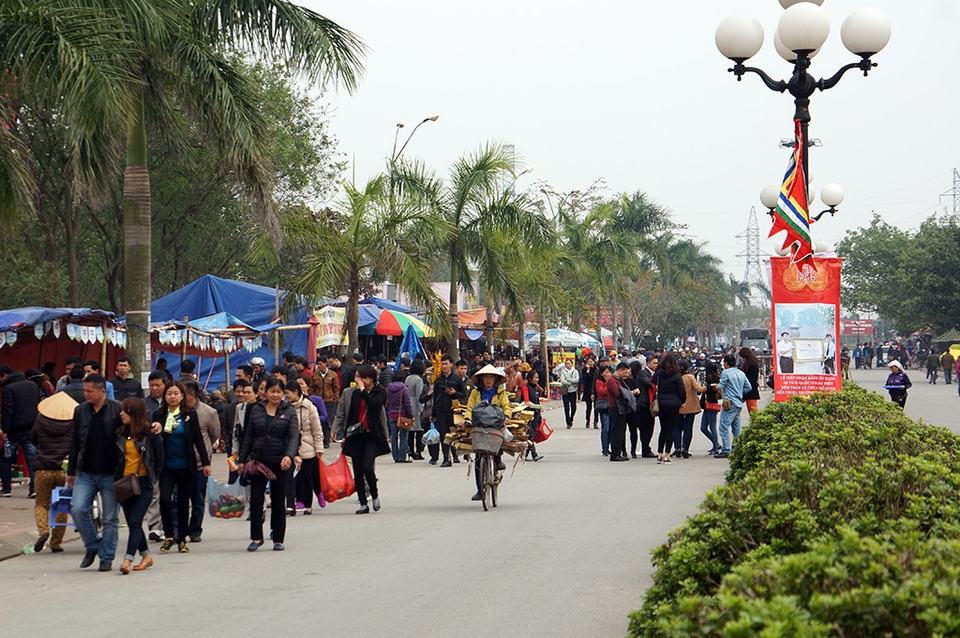 Dòng người tấp nập đổ về đền Trần trước giờ khai ấn - 14
Càng về chiều, lượng du khách đổ về đền Trần ngày càng tăng đột biến