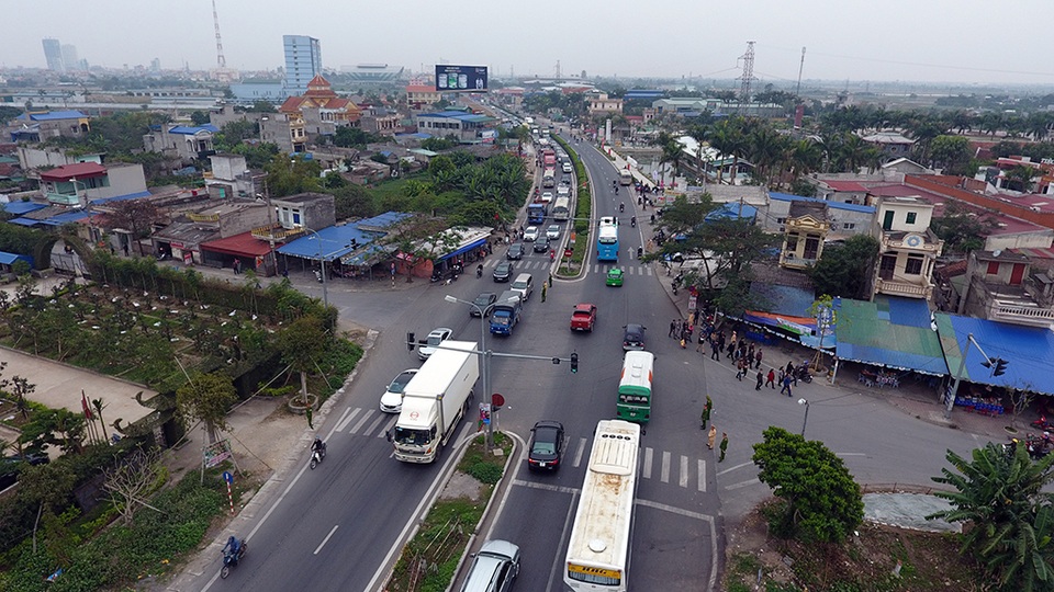Dòng người tấp nập đổ về đền Trần trước giờ khai ấn - 5
Trên QL10 hướng về đền Trần Nam Định lượng xe bắt đầu tăng đột biến