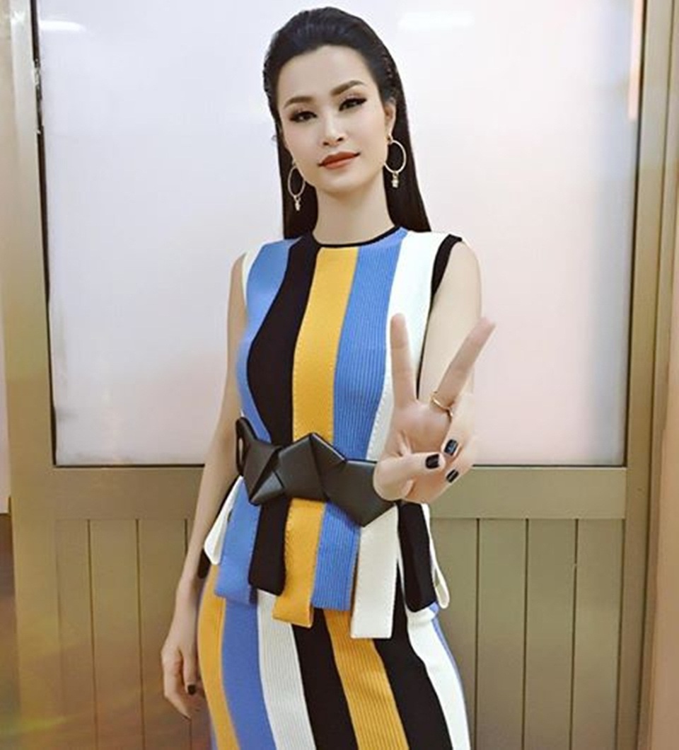 Bị chê “thảm họa” vòng Giấu mặt, HLV The Voice tiết chế vòng Đối đầu - 5 Đông Nhi làm tóc đơn giản hơn so với vòng Giấu mặt.