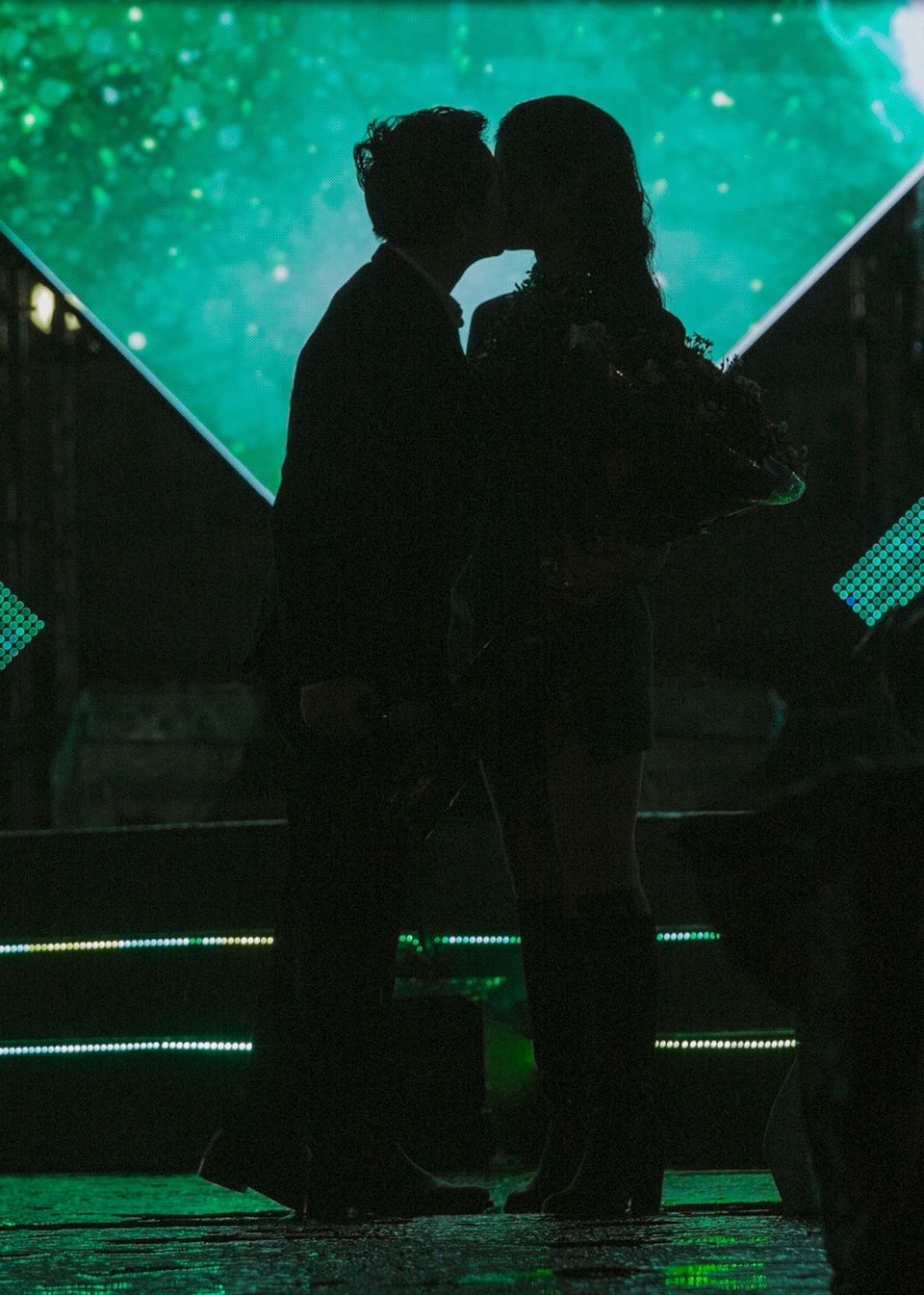 Bên cạnh đó, với kinh nghiệm tình yêu 9 năm của mình, Ông Cao Thắng cũng chia sẻ, các bạn trẻ hãy thử thật nhiều kiểu hôn để tình yêu của mình không bị nhàm chán. Nói là làm, anh ngay lập tức quay sang trao Đông Nhi một nụ hôn trong tiếng hò reo cổ vũ của fan hâm mộ.