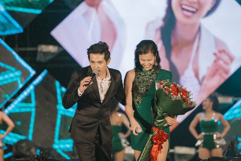 Trước đó, tại TP HCM, Đông Nhi và Ông Cao Thắng đã có nụ hôn lãng mạn dưới mưa khiến các fan hâm mộ vô cùng phấn khích. Mặc dù trời mưa nặng hạt, Ông Cao Thắng vẫn cực kỳ ngọt ngào khi mang hẳn một bó hoa to lên sân khấu để thể hiện tình yêu với Đông Nhi và cùng cô song ca “I wanna be your love”.