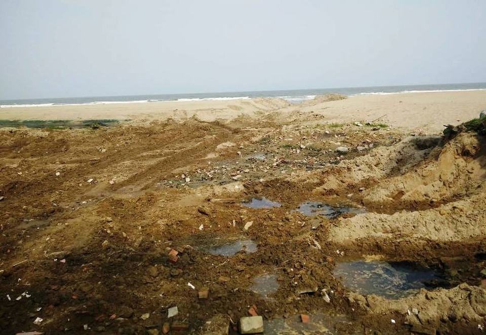 "Bịt" các rãnh nước hôi thối đổ ra bãi biển Sầm Sơn - 5
Xử lý các rãnh nước thải đổ ra bãi tắm