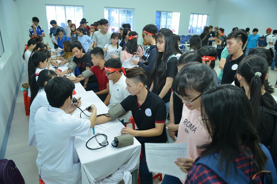 TPHCM: Hoa hậu Mỹ Linh cùng hàng nghìn SV hiến máu nhân đạo - 1 Từ sáng sớm rất đông sinh viên có mặt tại trường ĐH Văn Hiến đăng ký tham gia chương trình hiến máu Chủ nhật Đỏ 2017