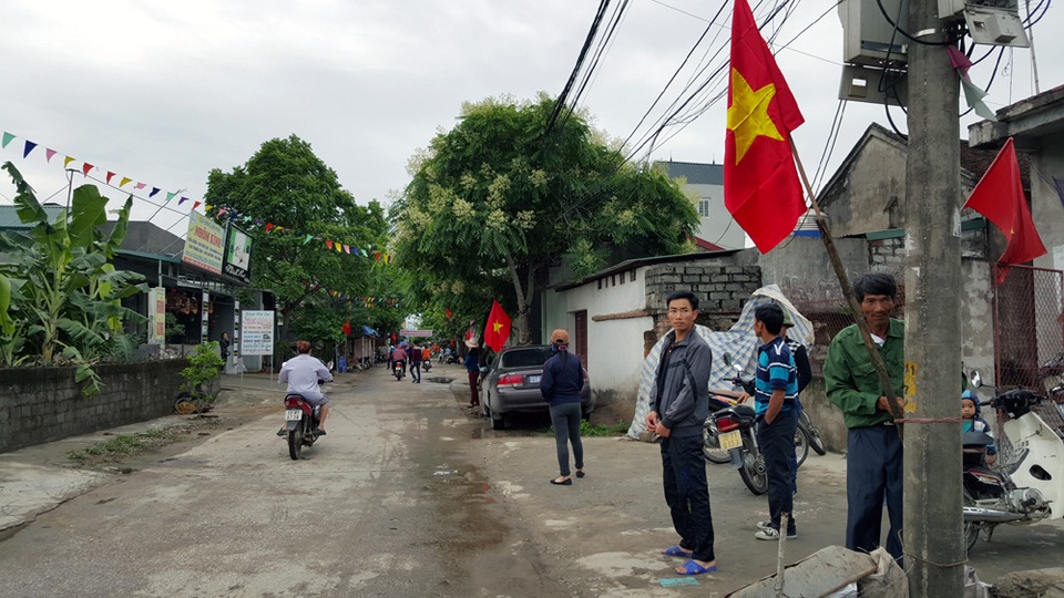 Sáng 22/4, trước thông tin chính thức về việc Chủ tịch UBND TP Hà Nội Nguyễn Đức Chung về đối thoại, người dân Đồng Tâm phấn khởi, treo cờ Tổ quốc dọc đường vào làng. Các chướng ngại vật cũng được dỡ bỏ, trả lại sự thông thoáng cho đường làng.