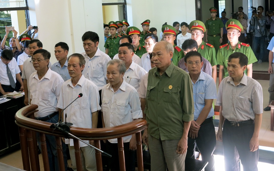 Cựu cán bộ giao sai đất ở Đồng Tâm kháng cáo - 1 Các cựu cán bộ xã Đồng Tâm và huyện Mỹ Đức tại phiên xử sơ thẩm.