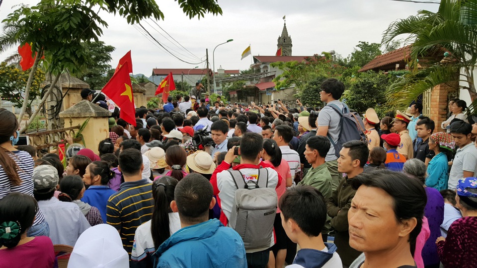 Rất đông người dân quây kín xung quanh nhà văn hóa.