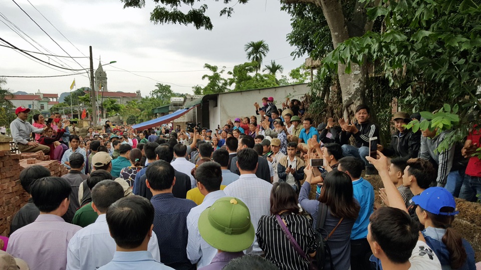 Sau cuộc làm việc kéo dài hơn 2 tiếng đồng hồ, thống nhất được một số nội dung, đoàn công tác đến Nhà văn hóa thôn Hoành, nơi 19 cán bộ chiến sĩ đang bị giữ.