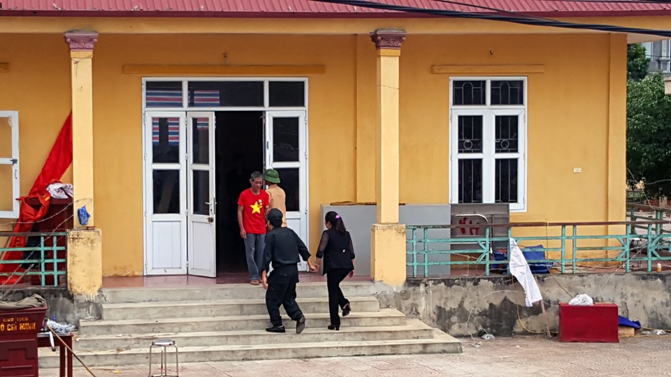 Thượng tá Phạm Văn Trung - Phó Trung đoàn trưởng Trung đoàn Cảnh sát cơ động - nắm tay Bí thư Đảng ủy xã Đồng Tâm Nguyễn Thị Lan vào thăm, động viên các chiến sĩ công an đang bị giữ.