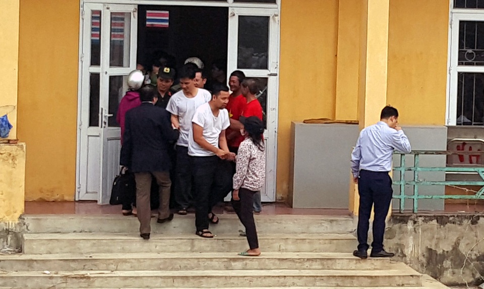 Sau khi Chủ tịch Nguyễn Đức Chung làm bản cam kết với 3 điểm chính, các chiến sĩ đã được thả ra. Trong ảnh: các chiến sĩ bắt tay cảm ơn những người phụ nữ cả tuần qua đã chăm sóc, phục vụ mình.