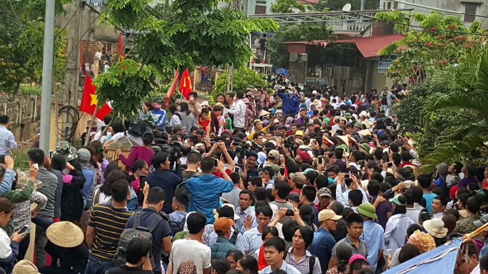 Biển người theo dõi sự việc.