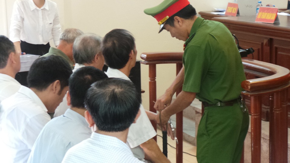 Nhóm cán bộ Đồng Tâm đã chia chác đất như thế nào? - 11
Một số bị cáo có mặt sớm tại tòa