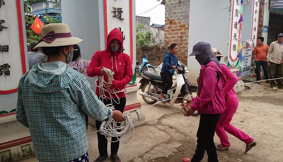 Dây chắn tại các chốt chặn được tháo bỏ.