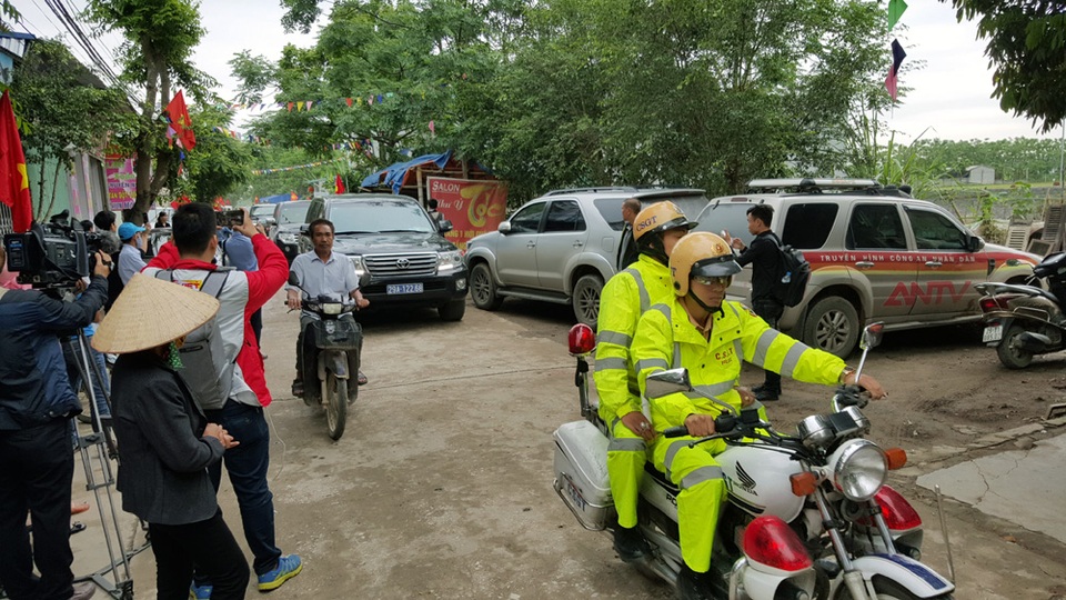 Đoàn công tác của Trung ương và Hà Nội về thôn Hoành, Đồng Tâm muộn 20 phút so với lịch hẹn vì lý do giao thông.