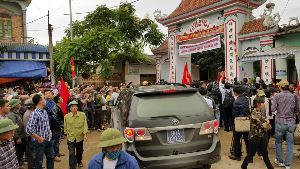 Tại cổng làng Hoành, người dân lập chốt chặn, chỉ cho đoàn công tác, các phóng viên báo chí vào bên trong.