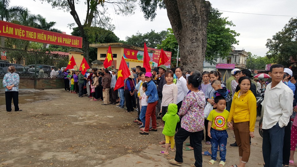 Người dân đứng chật kín trước cổng UBND xã Đồng Tâm.