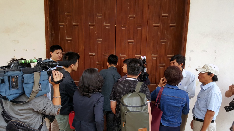 
Các phóng viên cũng không được vào hội trường.
