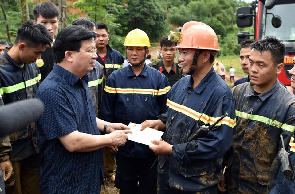 Đưa ra 8 thi thể, đang tìm kiếm 10 người còn lại trong vụ sạt lở - 2
Phó Thủ tướng Trịnh Đình Dũng động viên lực lượng cứu hộ.
